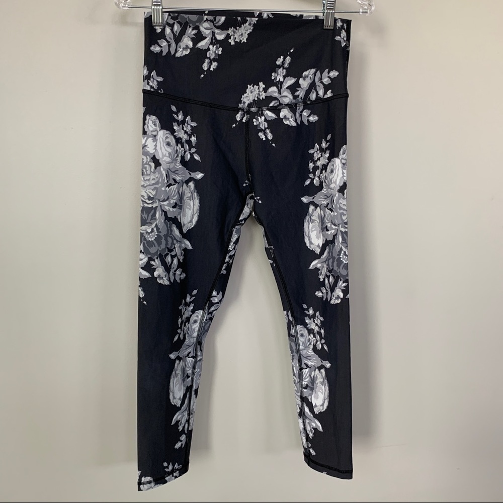 Albion Dark Gray Leggings w/Vintage Rose Pattern‎ Size S